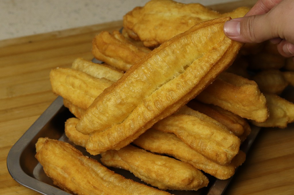油条怎么和面才松软酥脆不筋道,为什么炸出来的油条不暄软蓬松