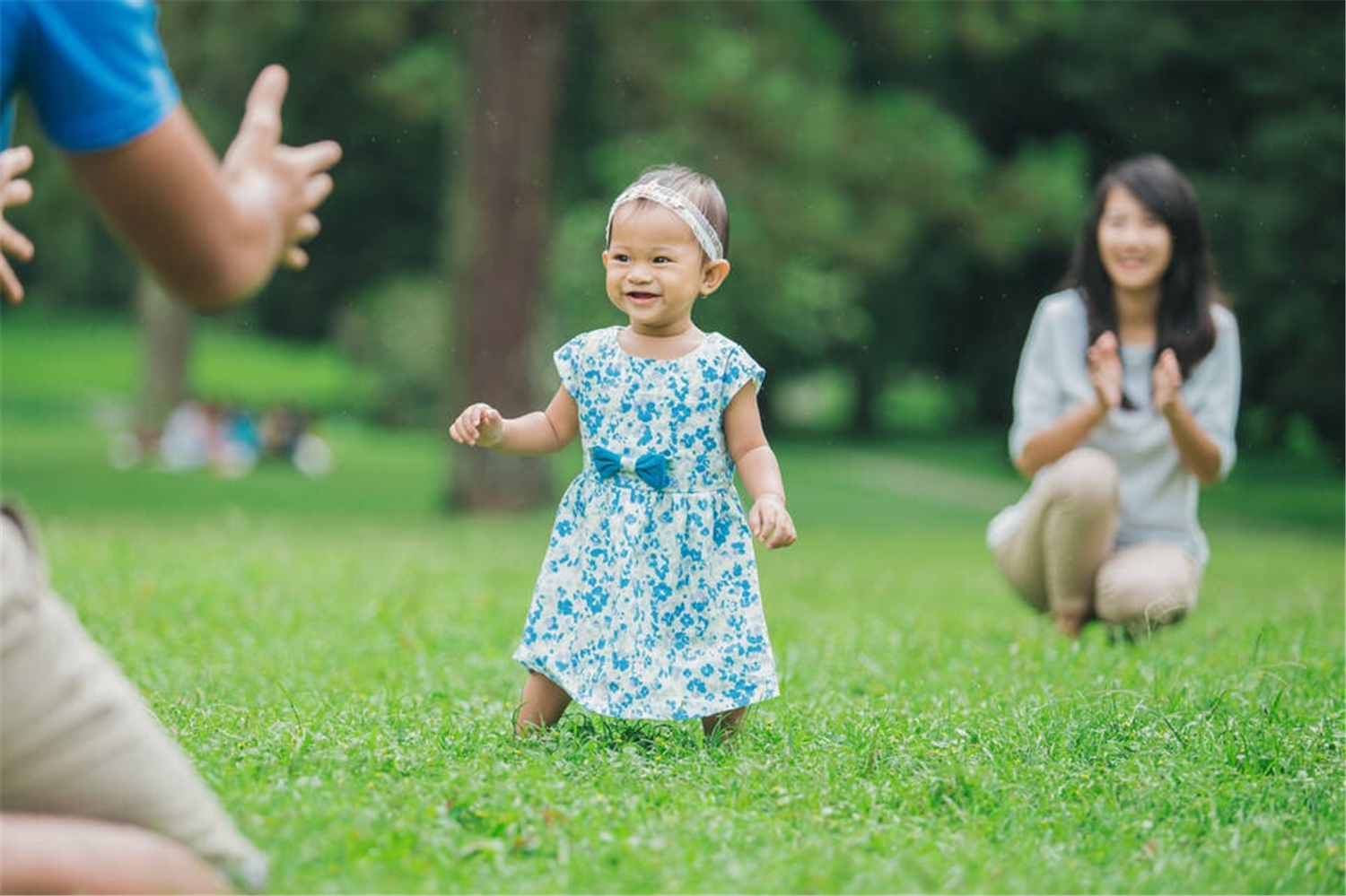 牵着宝宝的一只手学走路,牵着宝宝学走路的带子