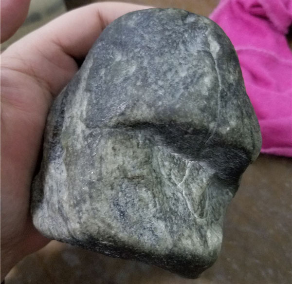 莫西沙赌石打灯皮壳表现,赌石翡翠莫西沙场口