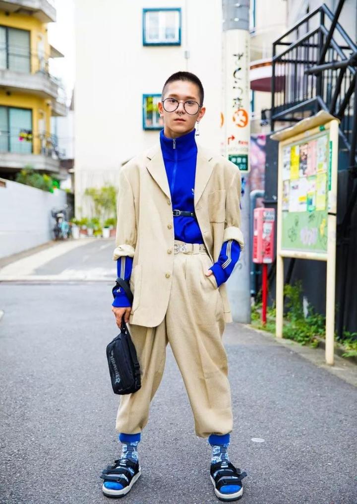 拖鞋才是夏日街头最靓的仔,时代少年团穿拖鞋要不要穿袜子