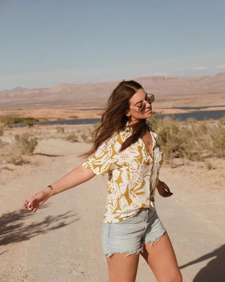 夏天薄款牛仔短裤,怎样选择牛仔短裤显瘦