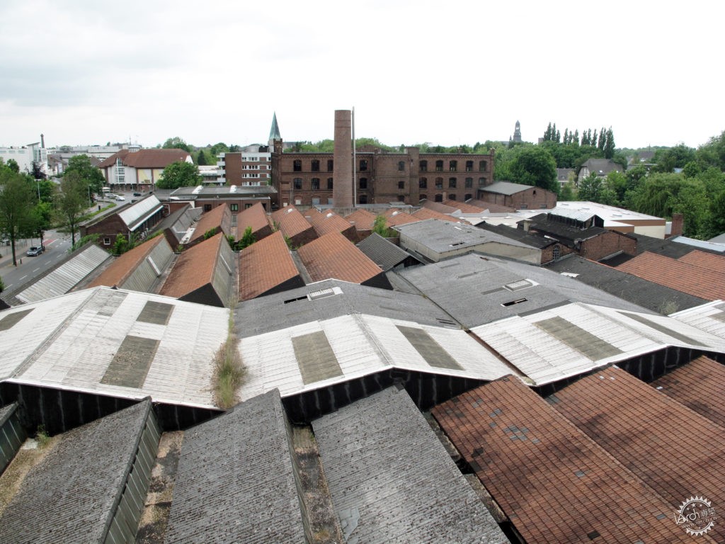 砖墙、烟囱与老旧的机器，遮不住河岸的水波光亮