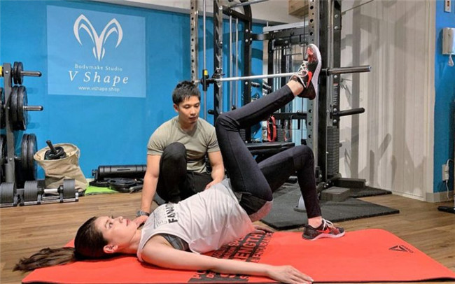 时尚女生追求的美臀操，在家就可以做，简单有效学起来吧！