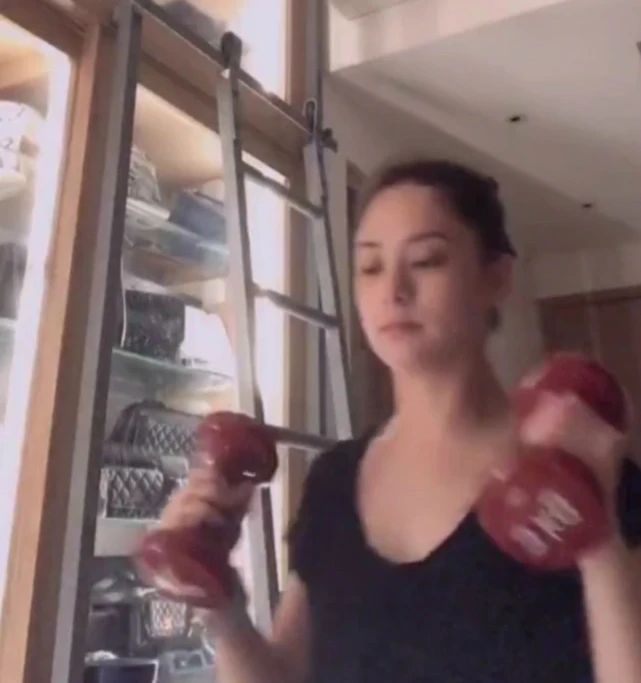 刘德华小姨子炫富上瘾？爱晒家中整墙名牌包，全身名牌堆砌太高调