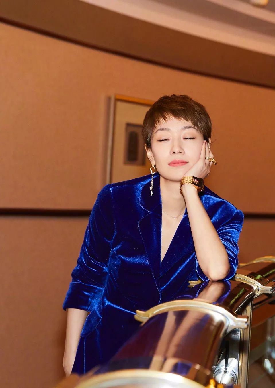 吴谨言模仿baby白头发,吴谨言与angelababy对比