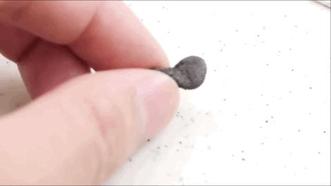 日本小哥用攒了一年的「指甲」给女友做了个钻戒？网友：妈呀变态