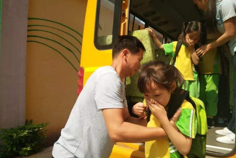 儿童晕车小常识,宝宝晕车别着急几招轻松解决难题