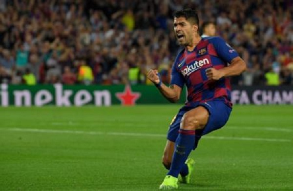 苏亚雷斯惊艳侧勾射门,状态爆棚球员