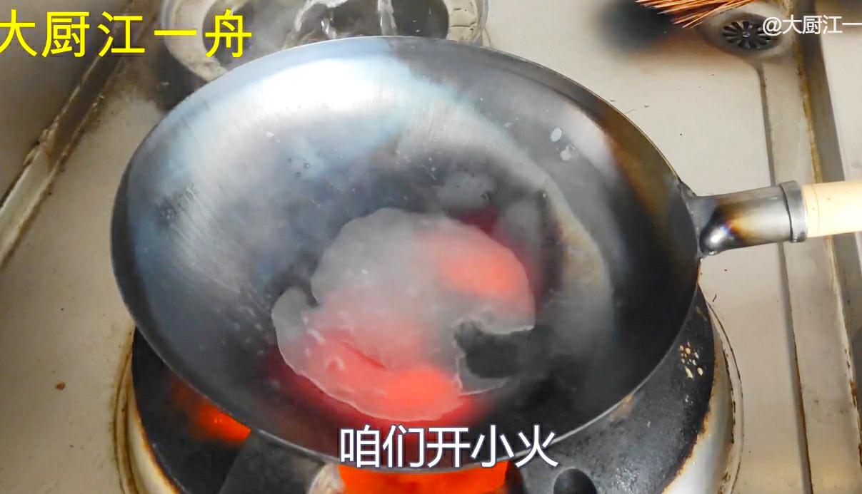 同样是铁锅应该怎么选择,不粘锅炒锅和传统铁锅哪个好