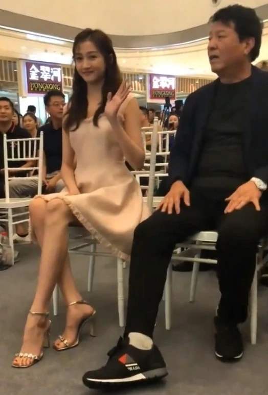 一个动作矫正含胸驼背，练就完美肩颈线