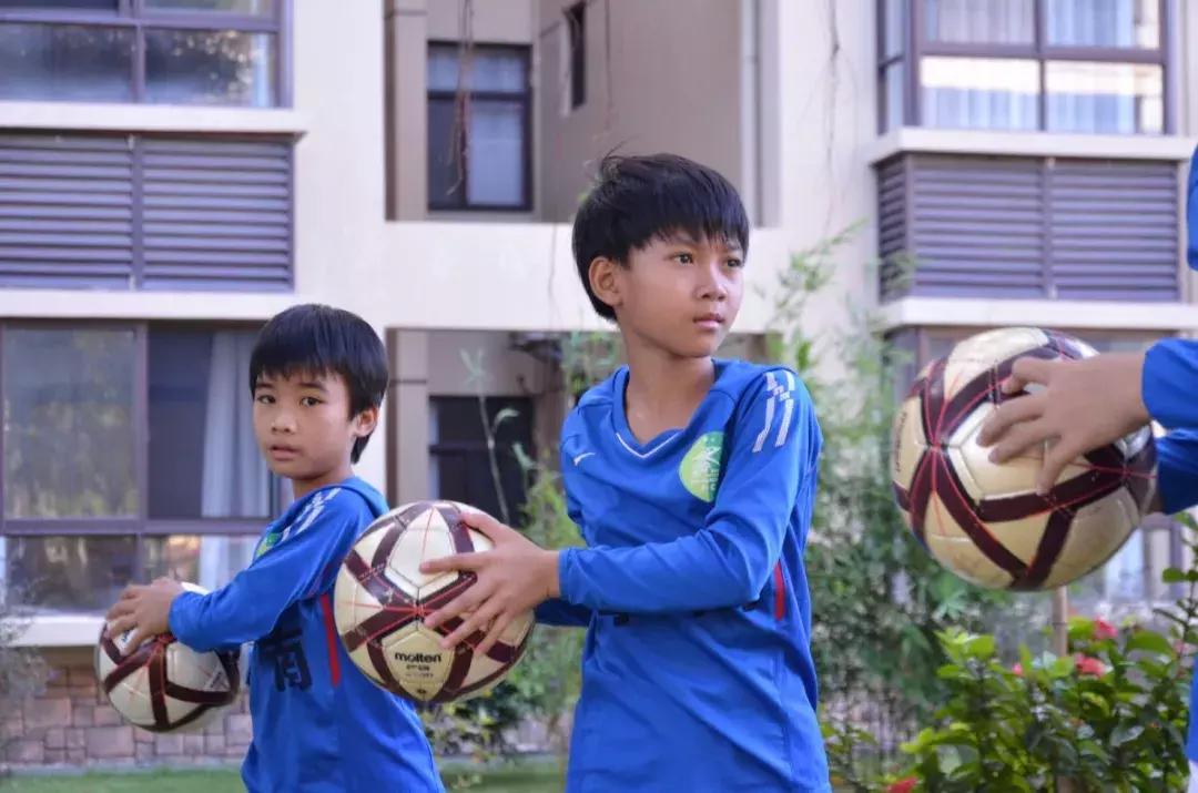 从不懂足球，到蝉联世界冠军，这群女孩儿值得被更多人认识！