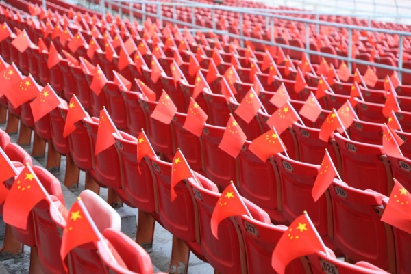 中国球迷赛前唱国歌,足球赛场中国球迷高唱我爱你中国