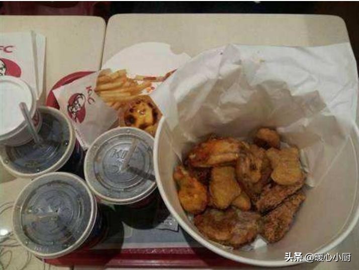 肯德基全家桶套餐里面有什么,美国肯德基全家桶的分量对比中国