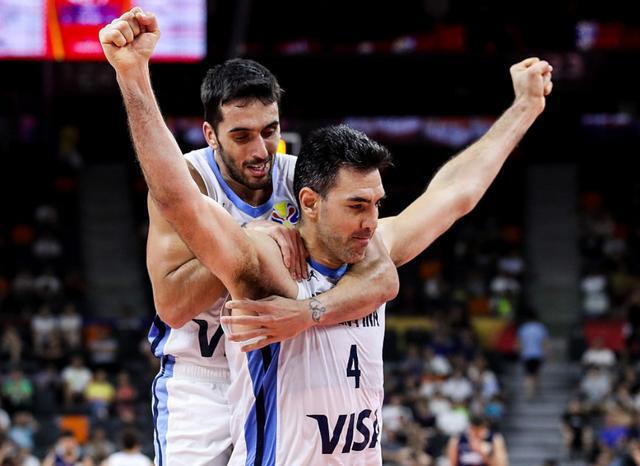 紧紧相拥的背后,是阿根廷那抹未曾消失的蓝白色