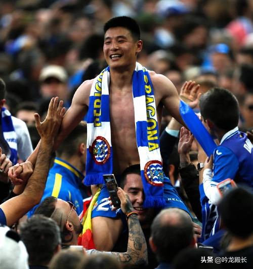 武磊留洋对比,武磊赛季首球五星红旗