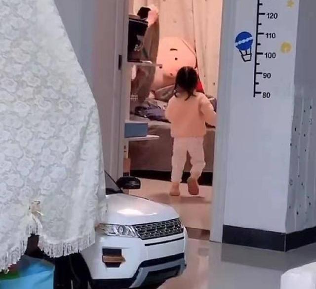 妹妹偷偷爬上哥哥的床，哥哥的反应太无情了，网友：同*妹妹情**