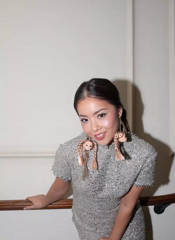 居然用青蛙来夹耳朵，洞洞鞋耳环还卖断货！有想买的欲望吗？