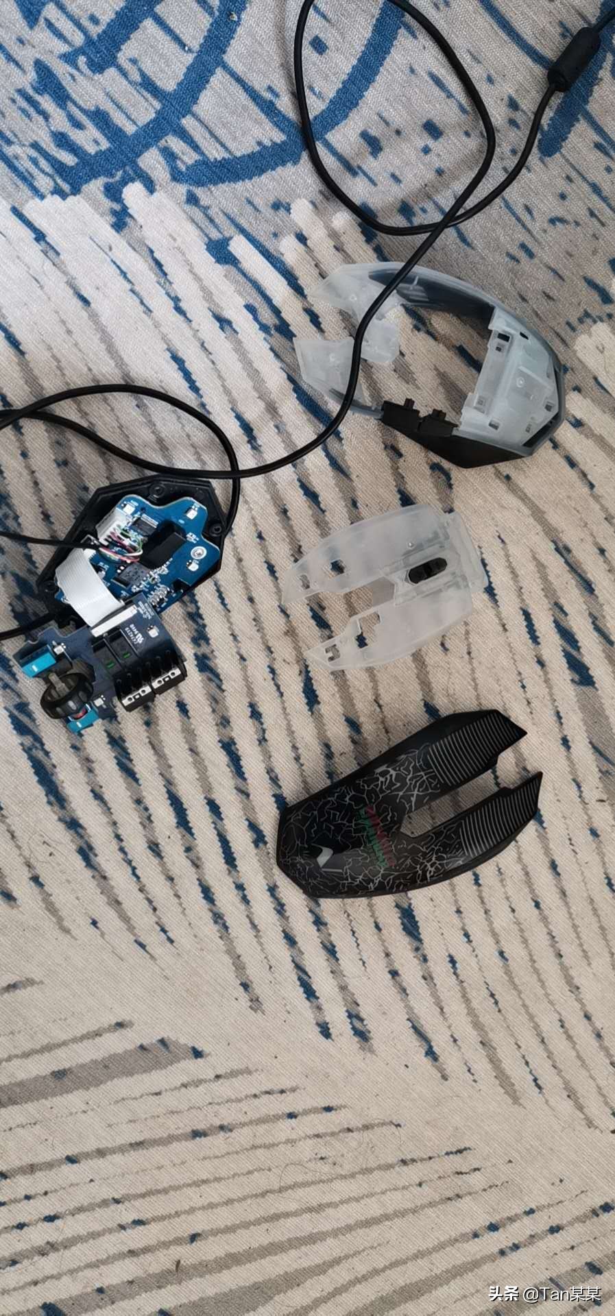 滚动鼠标滚轮网页不能向下翻,网页一滑动鼠标滚轮就缩放怎么办