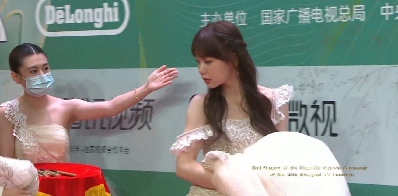 谭松韵倪妮零下4度走红毯,谭松韵吊带白纱裙争夺白玉兰视后