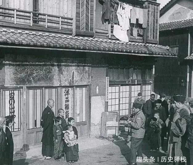 日本战败后，一杂货店老板要求裕仁退位，声称自己才是正统天皇