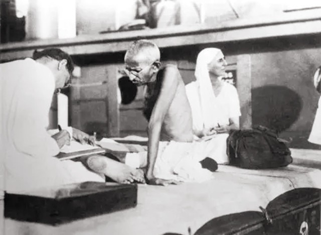 甘地妻子患病奄奄一息,请求丈夫买青霉素,却遭其生气大喊:不