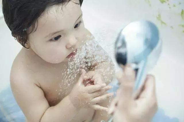 感冒发烧物理降温擦什么位置,宝宝感冒发烧怎么物理降温