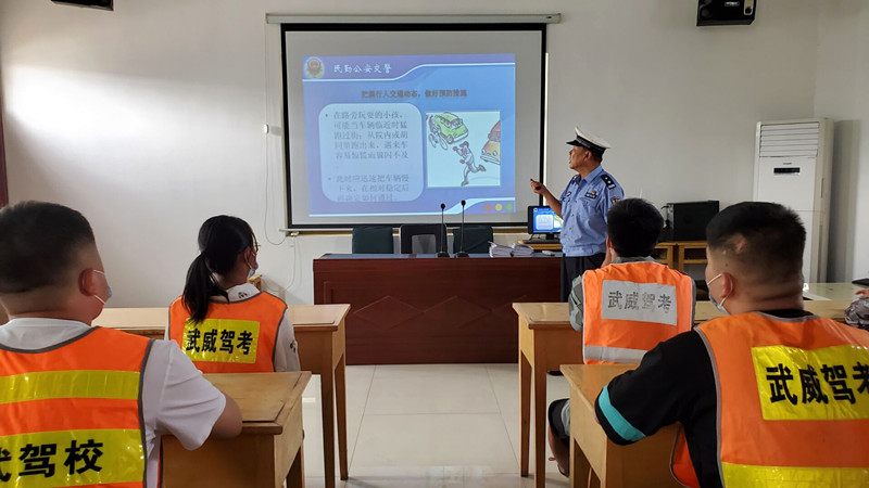 【文明交通进驾校】民勤公安交警走进天顺驾校开展暑期交通安全宣传活动丨强担当除隐患防事故保安全