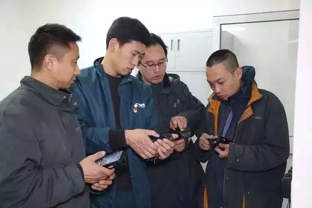 这个把自己”寄“到了人民大会堂的快递小哥,为啥”火“了?