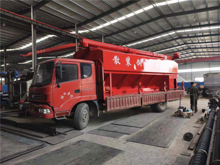 4.2米散装饲料车运输车,小型2吨散装饲料车