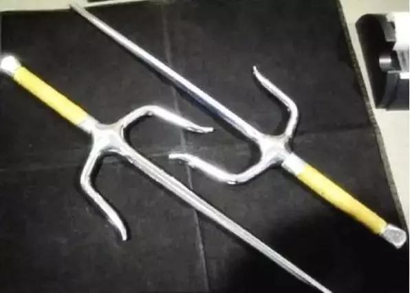 留学生海关安检被拒，CL的萝卜丁口红竟成凶器！