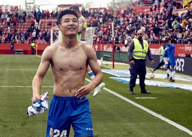 武磊脱球衣秀肌肉,武磊在国足的精彩表现