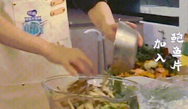 赵丽颖《中餐厅》备菜时舔手指，做菜直接上手，坏习惯太难改
