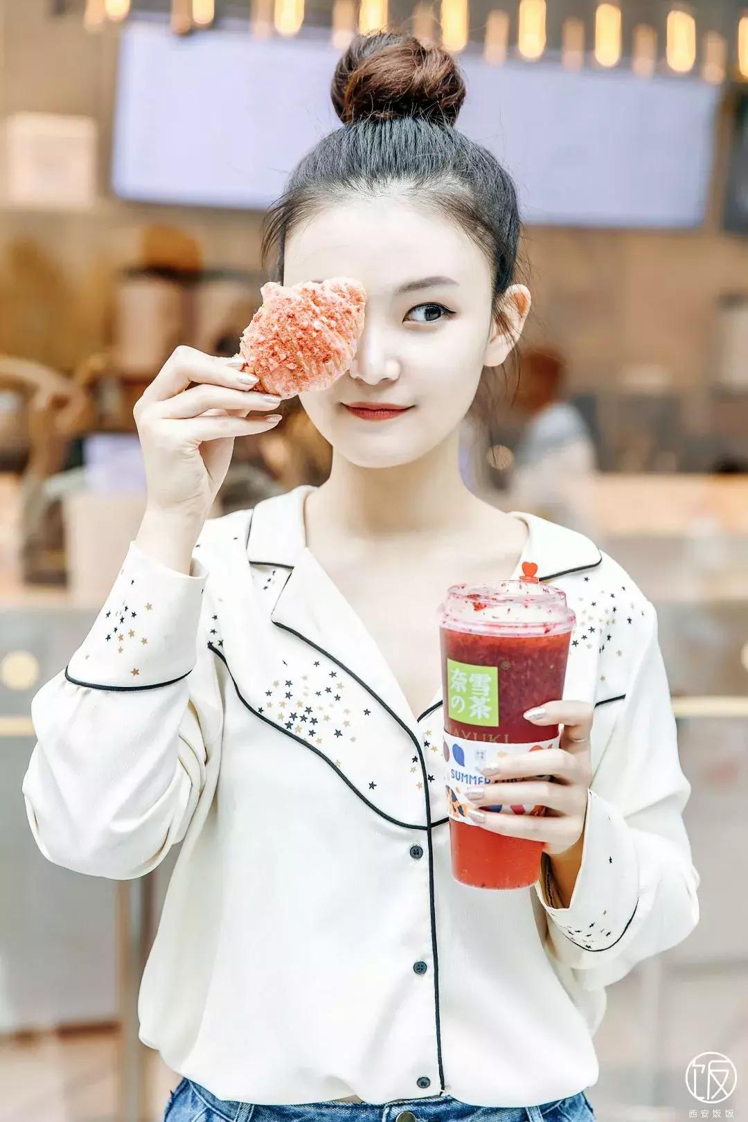 一*爆口**浆的咩咩包来了，今天也是努力营业的奈雪咩！