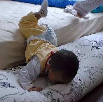 孩子从床上掉下来摔到头发育迟缓,孩子从床上仰摔下来的危害