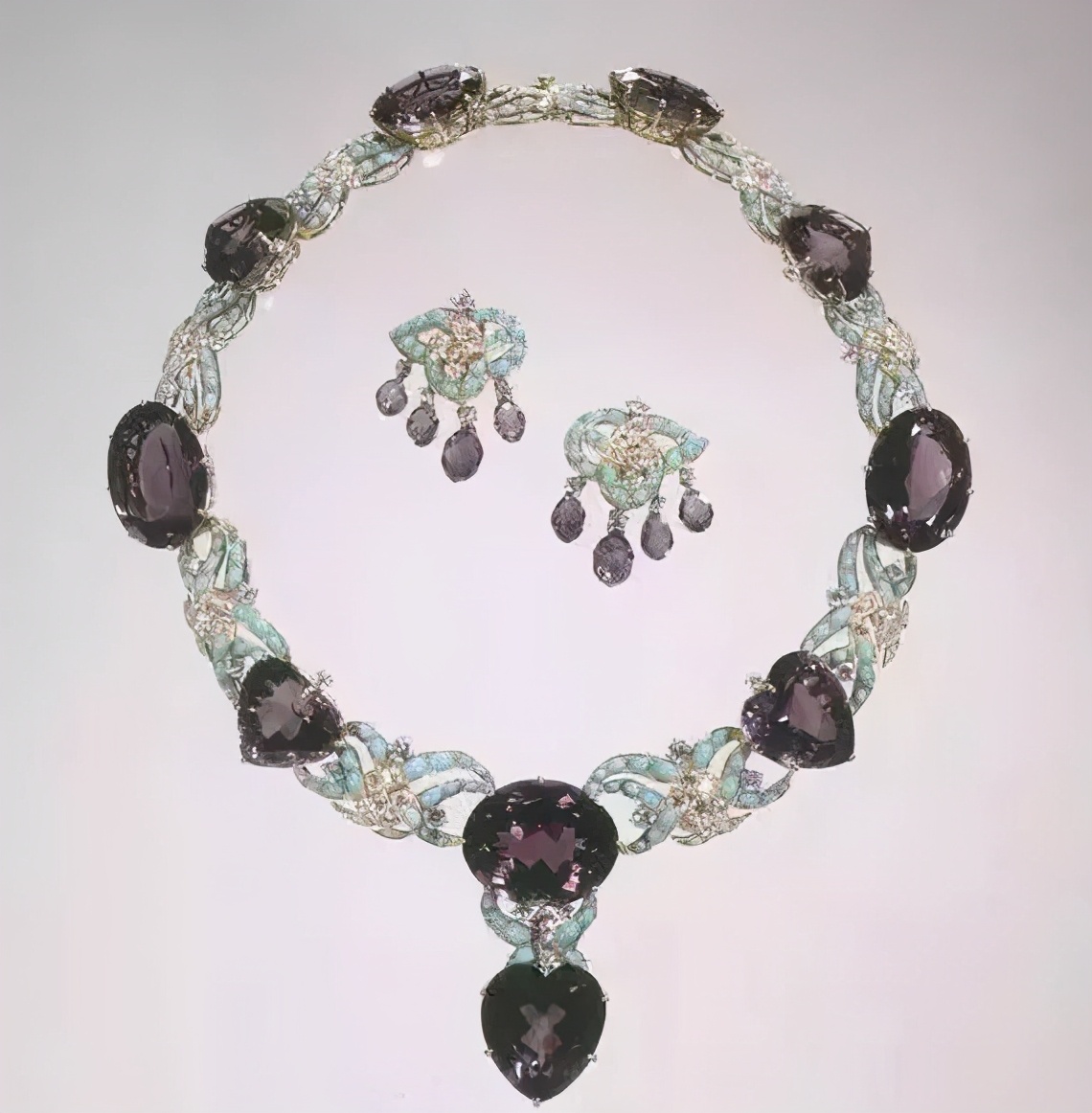 特朗普为三任美女老婆买大钻戒，可比竞选总统“认真”多了