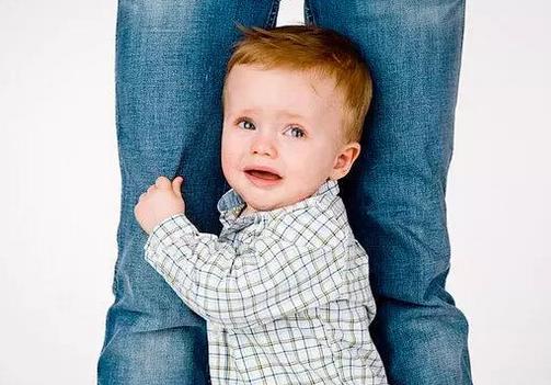 孩子遇见生人就躲？多半是“陌生人焦虑症”，尝试用3招轻松化解