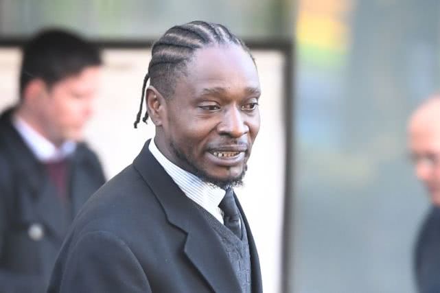 英保安因男孩穿粉色衣服将其打至呕吐及尿裤子，被判缓刑无需坐牢