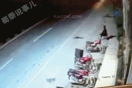 动图警示：小车突然冲向推车老人，幸运的红衣女人尖叫着跑开