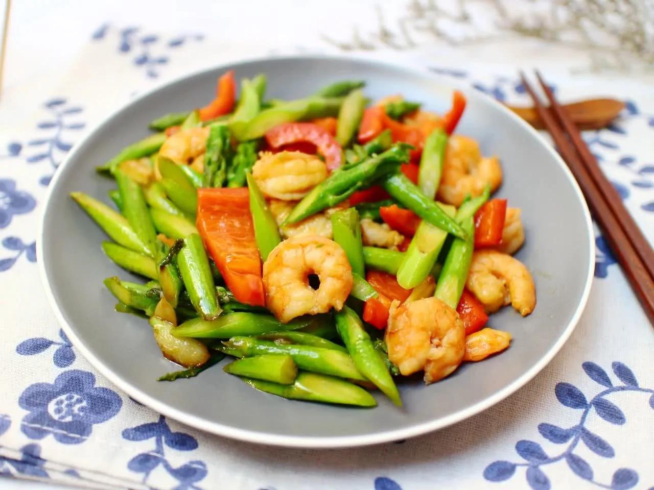 芦笋炒虾仁应季菜品,清脆爽口,女人常吃越来越苗条