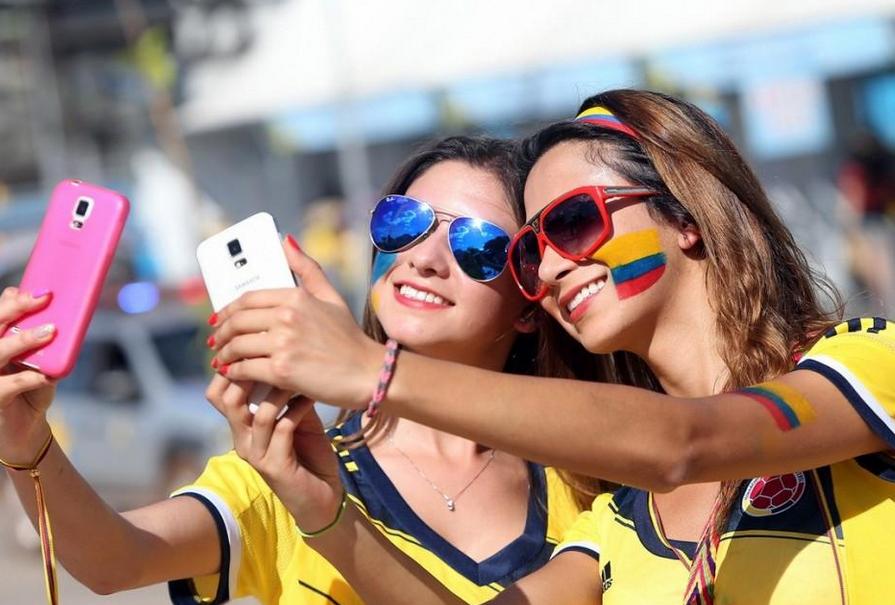 荒唐一幕！哥伦比亚老师讲课时候突然和妻子亲热，看呆一群学生