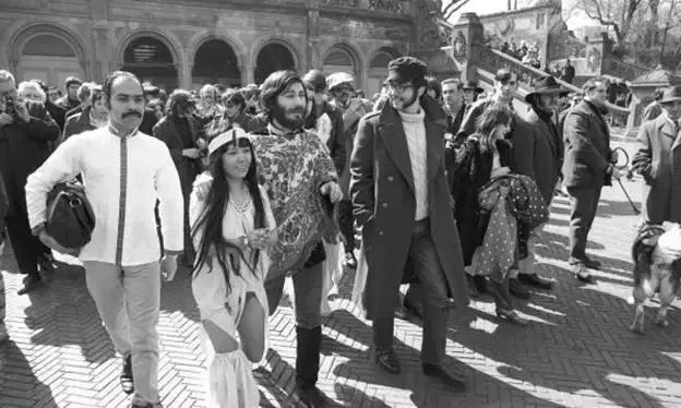 草间弥生：92岁的艺术怪婆婆，靠波点年入7亿，人生坎坷令人发指