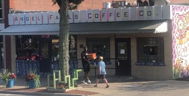 太节俭了！联盟第一人兼职送外卖，脚下拌蒜差点让自己提前下班