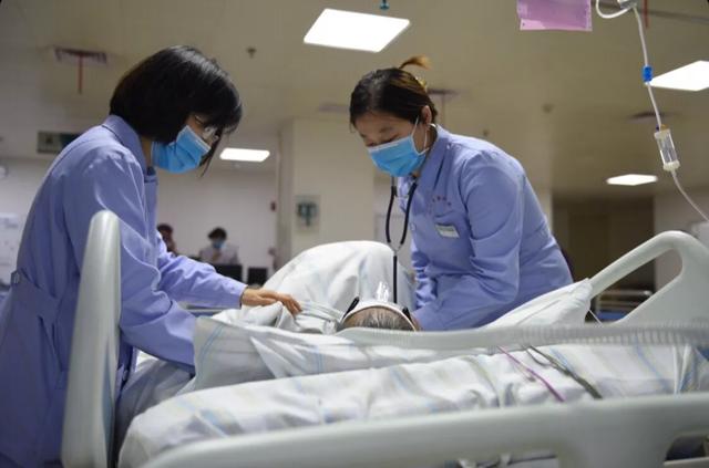 一男子饮白酒后昏睡,男子喝21瓶白酒昏迷不醒