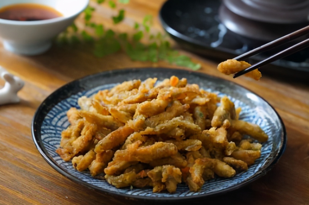 炸小鱼时,用什么挂糊很重要,学会这个方法,出锅外酥里嫩,真香