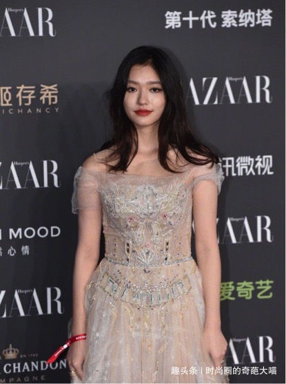 林允出席活动被网友喊话该减肥了,林允瘦了14斤后的样子