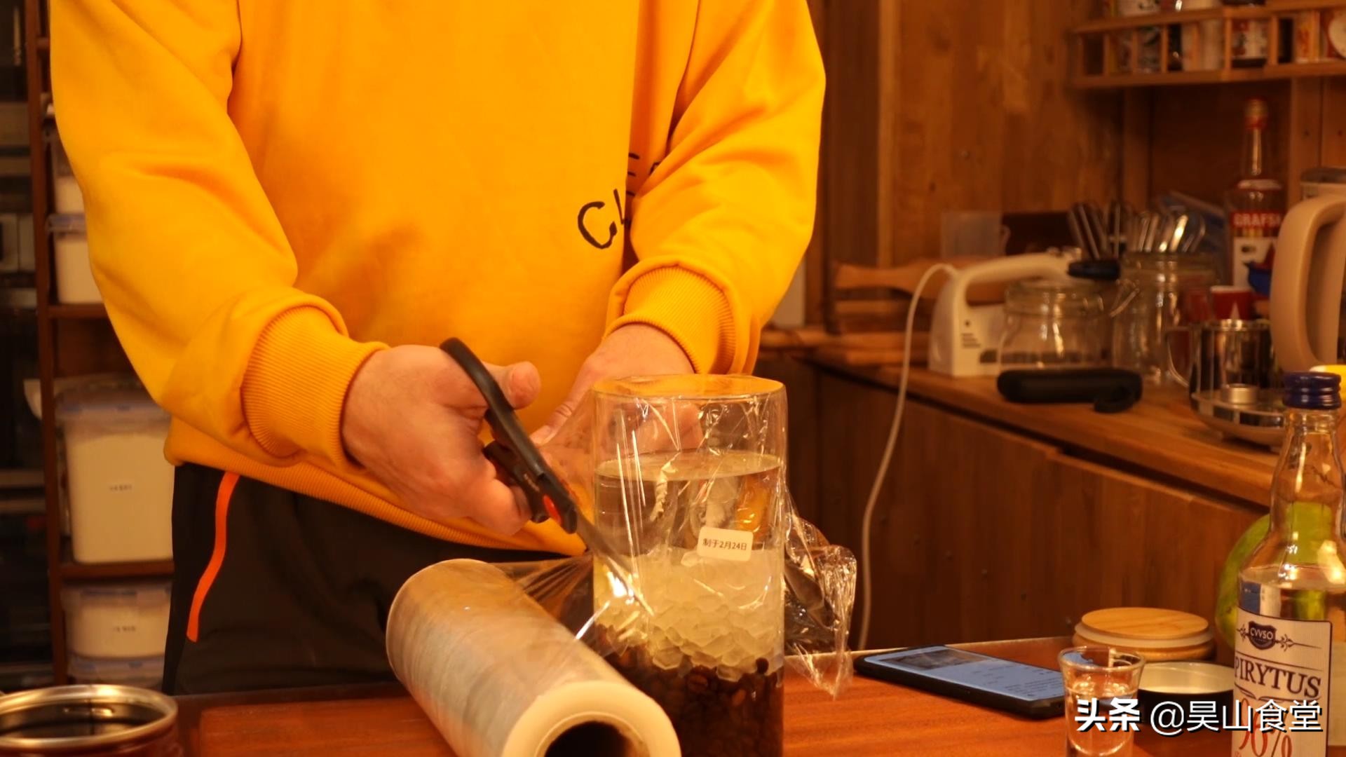 13秒教你制作一杯冰镇咖啡饮品,提拉米苏咖啡酒配方教程