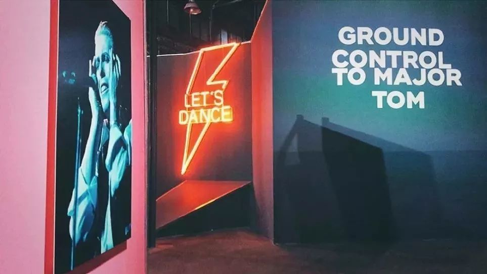 摇滚、坎普、Kaws：狂野又优雅的七月看展指南