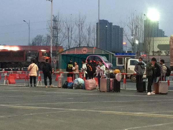 无安检，每天上百乘客发全国，高速服务区成黑大巴倒客集散地？