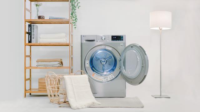 阴雨天衣服晾不干发馊要重洗吗,下雨天如何让自己的衣物快速烘干