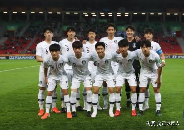 外媒评韩国选手怒砸球拍被观众骂,韩国国青脚踩奖杯